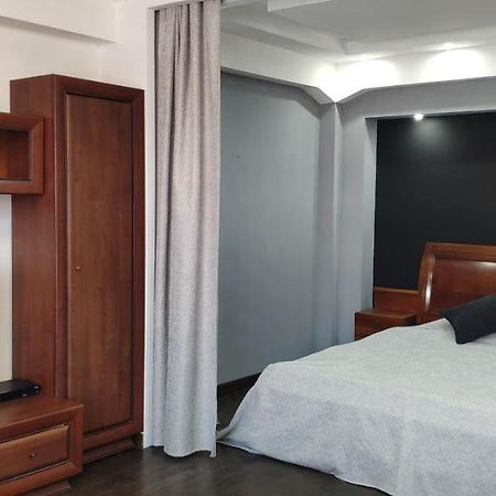 Apartment on Nazarbayeva 77 Almati Kültér fotó